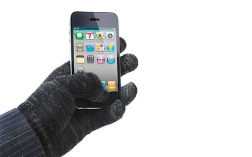 Avanca-Touchscreen-handschoenen-two-tone-fuzzy-black-met-iphone-3