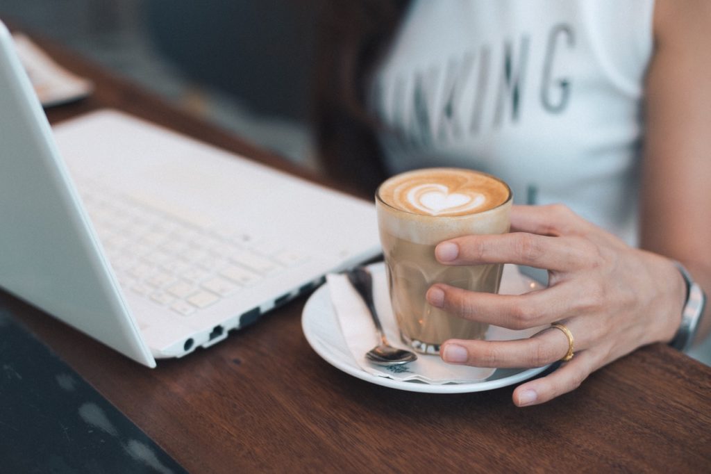 koffie laptop vrouw